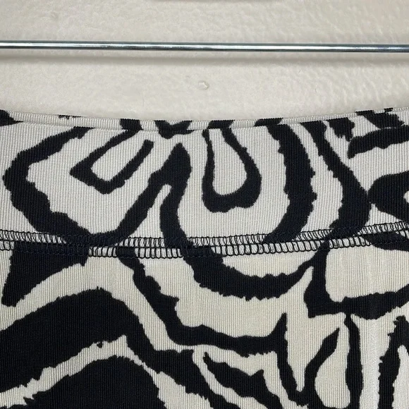 CHICO’S TRAVELERS Skirt Black and Tan Abstract Stretchy Liquid Knit Modest XXS - Picture 4 of 8